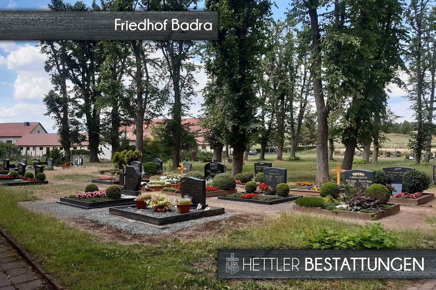 Trauerhalle, Kirche und Friedhof in Badra. Ihr Ort des Abschieds mit Hettler Bestattungen.
